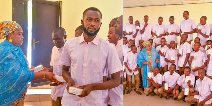 Kaduna government gifts N100k and smartphone each to 39 released #EndBadGovernance protesters
